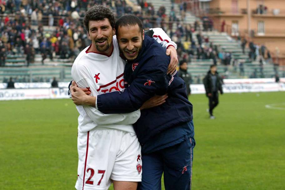 L&#39;abbraccio tra Saadi e Dario Hubner, al termine del match Reggina-Perugia del 22 febraio 2004 (LaPresse